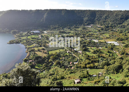 Panoramasicht auf den See von Nemi von Liebhaber Terrasse. Eine schöne, kleine Stadt, in der Metropole Rom. Nemi, Latium, Italien. Stockfoto