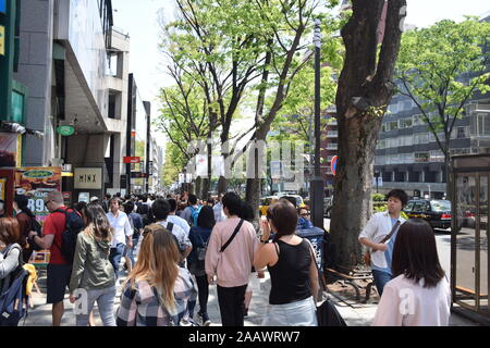 Menge von Menschen auf den Straßen von Omotesando Bezirk in Tokyo, Japan Stockfoto