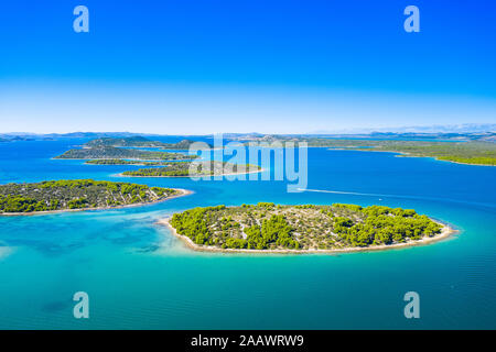 Erstaunlich Kroatischen Küste, kleine mediterrane Inseln im Archipel Murter, Luftaufnahme von türkisfarbenen Buchten von Drone, touristische Paradies Stockfoto