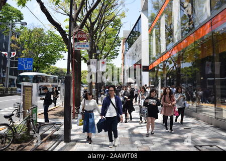 Menge von Menschen auf den Straßen von Omotesando Bezirk in Tokyo, Japan Stockfoto