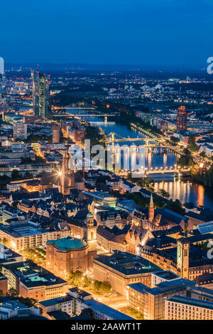 Hohen winkel Blick auf das beleuchtete Skyline bei Nacht, Frankfurt, Hessen, Deutschland Stockfoto