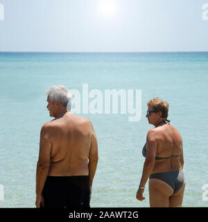 Älterer Mann und Frau im Badeanzug sind zusammen auf einem Strand. Senioren im Urlaub Konzept Stockfoto