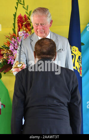 Der Prinz von Wales verpflichtet sich saarlaendische Ministerpraesident in Government House in Honiara, am zweiten Tag der königlichen Besuch auf den Salomonen. PA-Foto. Bild Datum: Sonntag, November 24, 2019. Siehe PA Geschichte royals Charles. Photo Credit: Tim Rooke/PA-Kabel Stockfoto