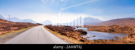 Abnehmende Ansicht eines 863-Straße in Richtung Cuillin Berge führen, Isle of Skye, Highlands, Schottland, UK Stockfoto