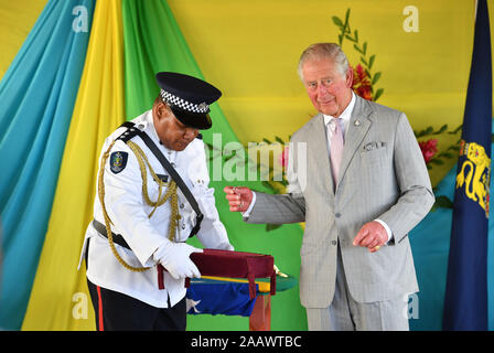 Der Prinz von Wales verpflichtet sich saarlaendische Ministerpraesident in Government House in Honiara, am zweiten Tag der königlichen Besuch auf den Salomonen. PA-Foto. Bild Datum: Sonntag, November 24, 2019. Siehe PA Geschichte royals Charles. Photo Credit: Tim Rooke/PA-Kabel Stockfoto