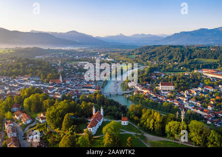 Luftaufnahme von Bad Tölz gegen den klaren Himmel bei Sonnenaufgang, Bayern, Deutschland Stockfoto