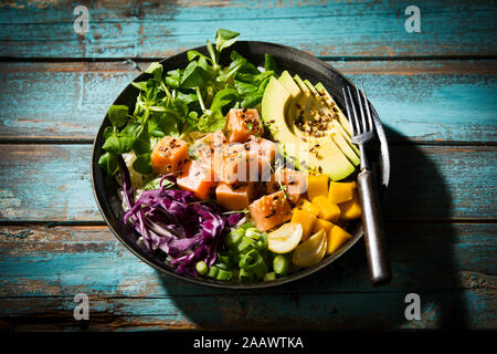 Hohe Betrachtungswinkel von poke Schüssel mit Gabel auf hölzernen Tisch Stockfoto