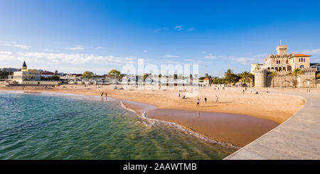 Die Leute am Strand von Tamariz gegen Himmel im Sommer, Cascais, Lissabon, Portugal Stockfoto