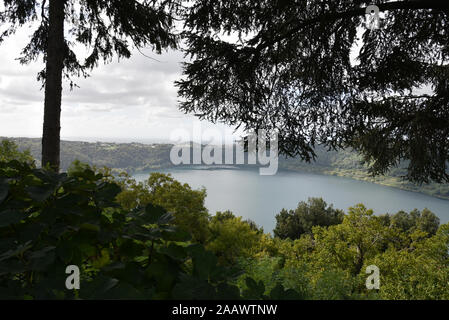 Panoramasicht auf den See von Nemi. Eine schöne, kleine Stadt, in der Metropole Rom, auf dem Hügel mit Blick auf den See Nemi, einem vulkanischen Krater See Stockfoto