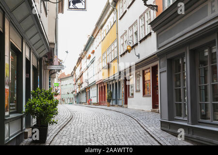 Leere gepflasterte Straße inmitten von Wohngebäuden in Erfurt, Deutschland Stockfoto