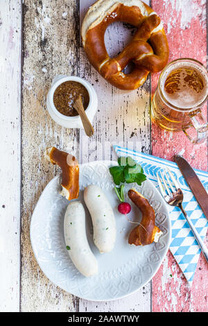 Weißwurst Frühstück mit Brezeln, Senf und Bier Stockfoto