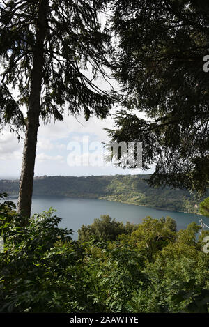 Panoramasicht auf den See von Nemi. Eine schöne, kleine Stadt, in der Metropole Rom, auf dem Hügel mit Blick auf den See Nemi, einem vulkanischen Krater See Stockfoto