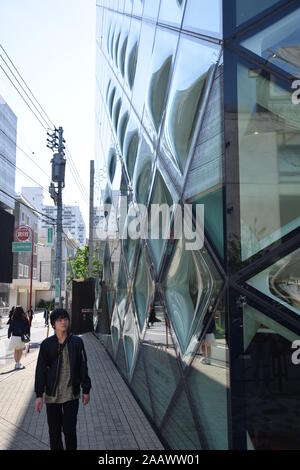 Das Äußere des Prada Store von dem berühmten Architekten Herzog & De Meuron in Aoyama Bezirk in Tokio, Japan entwickelt Stockfoto