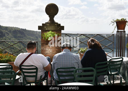 Die Touristen beobachten, die den See von der Terrasse in Nemi. Eine schöne, kleine Stadt, in der Metropole Rom. Nemi, Latium, Italien. Stockfoto