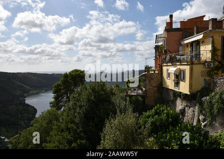 Panoramasicht auf den See von Nemi. Eine schöne, kleine Stadt, in der Metropole Rom, auf dem Hügel mit Blick auf den See Nemi, einem vulkanischen Krater See Stockfoto