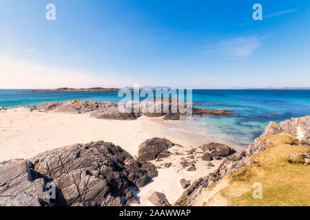 Malerischer Blick auf Smirisary Strand gegen Himmel, Westküste, Lochaber, Schottland, Großbritannien Stockfoto