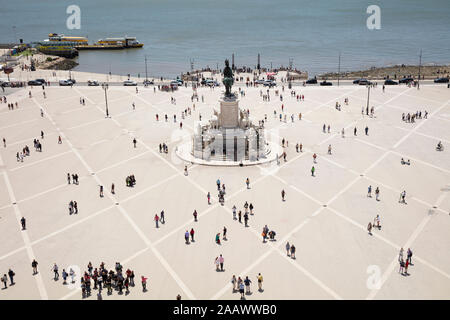 Luftaufnahme von Leuten an der Praça do Comércio gegen Himmel, Lissabon, Portugal Stockfoto