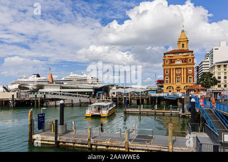 Blick auf Queens Wharf gegen bewölkten Himmel in Stadt, Auckland, Neuseeland Stockfoto