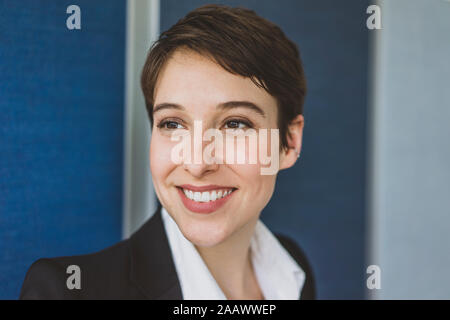 Portrait von lächelnden jungen Geschäftsfrau Stockfoto