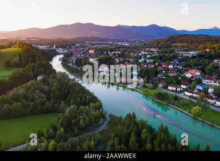 Luftaufnahme der Isarstausee Tölz bei Sonnenaufgang in Bad Tölz, Isarwinkel, Oberbayern, Bayern, Deutschland Stockfoto