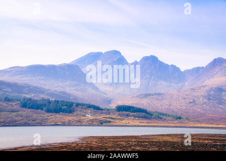 Malerischer Blick auf Cuillin Mountains gegen Himmel, Isle of Skye, Highlands, Schottland, UK Stockfoto