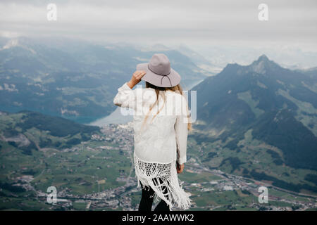 Ansicht der Rückseite Frau auf Sicht, Grosser Mythen, Schweiz Stockfoto