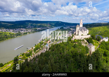 Luftaufnahme von der Marksburg am Berg gegen bewölkter Himmel, Mittelrhein, Deutschland Stockfoto