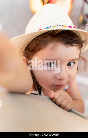 Portrait von kleinen Mädchen mit braunen Haaren und Augen tragen Strohhut Stockfoto