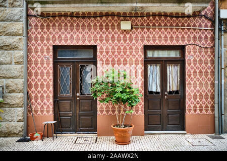 Portugal, Porto, Afurada, Frontansicht einzigartig verzierte Hausfassade Stockfoto