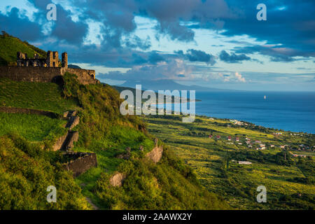 Anzeigen von Brimstone Hill Fortress von Meer gegen Himmel, St. Kitts und Nevis, Karibik Stockfoto