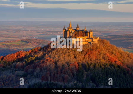 Die Burg Hohenzollern auf dem Berg gegen Himmel in Deutschland Stockfoto