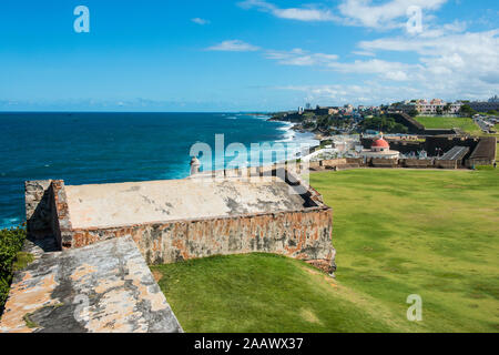 Blick auf Santa María Magdalena de Pazzis Kirchhof durch das Meer gegen den blauen Himmel, die Altstadt von San Juan, Puerto Rico, Karibik Stockfoto