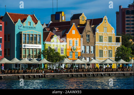 Häuser, die Sint Annabaai in Willemstad Stadt während sonniger Tag, Curaçao Stockfoto