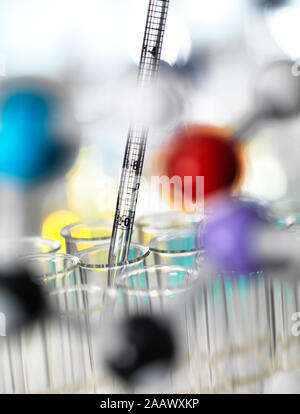 In der Nähe von chemischen Proben Pipettieren im Teströhrchen für Experiment im Labor Stockfoto