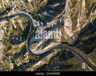 Luftaufnahme der Straße inmitten einer Landschaft in Uchisar, Kappadokien, Türkei Stockfoto