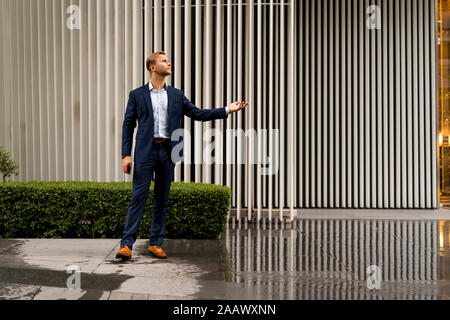 Junge Unternehmer in Bangkok während eines regnerischen Tag Stockfoto