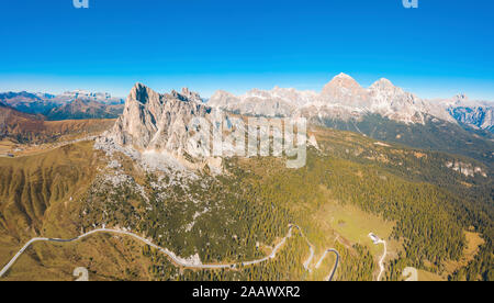 Luftaufnahme von Giau Pass und Berge gegen den klaren blauen Himmel, Belluno, Italien Stockfoto