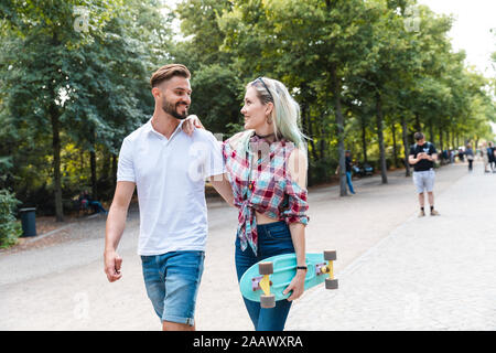 Glückliches junges Paar in einem Park Stockfoto