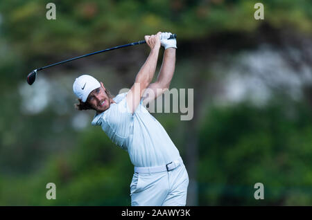 Dubai, VAE. 24 Nov, 2019. Tommy Fleetwood von England spielt seine Annäherung an die zweite Grüne in der Endrunde, die in der DP World Tour Meisterschaft an der Jumeirah Golf Estates, Dubai, UAE am 24. November 2019. Foto von Grant Winter. Nur die redaktionelle Nutzung, eine Lizenz für die gewerbliche Nutzung erforderlich. Keine Verwendung in Wetten, Spiele oder einer einzelnen Verein/Liga/player Publikationen. Credit: UK Sport Pics Ltd/Alamy leben Nachrichten Stockfoto