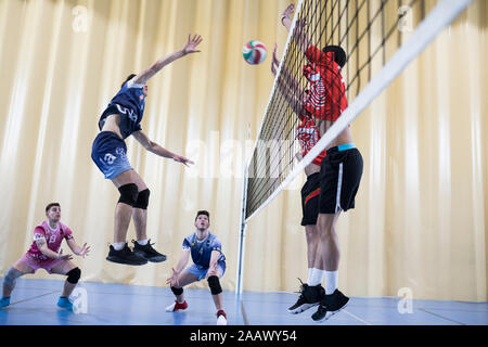 Mann springen bei einem Volleyball Match Stockfoto