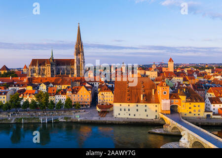 Steinbrücke über die Donau gegen Sky in Regensburg, Bayern, Deutschland Stockfoto