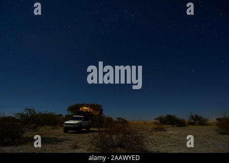 Zelt auf Off-road-Fahrzeug auf Feld gegen Himmel bei Nacht, Makgadikgadi Pans, Botswana Stockfoto