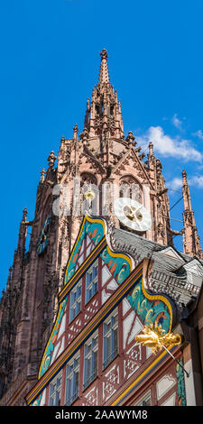 Niedrigen Winkel nach Ansicht des Frankfurter Dom gegen blauen Himmel, Deutschland Stockfoto