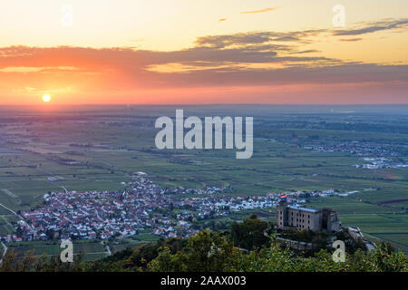 Neustadt an der Weinstraße: Hambacher Schloss (Hambacher Schloss), Dorf Diedesfeld, Rheintal in Weinstraße, Deutsche Weinstraße, Rheinland-Pfalz, rechts Stockfoto