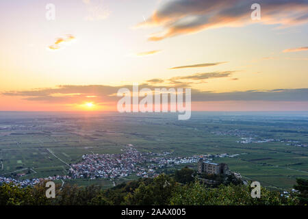 Neustadt an der Weinstraße: Hambacher Schloss (Hambacher Schloss), Dorf Diedesfeld, Rheintal in Weinstraße, Deutsche Weinstraße, Rheinland-Pfalz, rechts Stockfoto