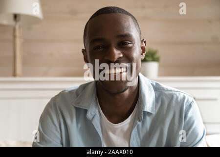 Headshot Portrait von Biracial Mann, video Anruf Stockfoto