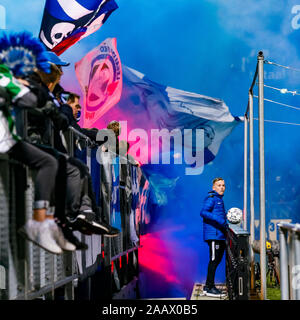 Zwolle, Niederlande. 23 Nov, 2019. PEC Zwolle, Zwolle - Fortuna Sittard, 23-11-2019, Fußball, niederländischen Eredivisie, Saison 2019-2020, MAC 3 Park Stadium, Feuerwerk vom PEC Unterstützer Credit: Pro Schüsse/Alamy leben Nachrichten Stockfoto