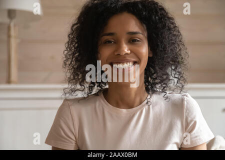 Glückliche afroamerikanische Frau Blick in die Kamera lächeln Stockfoto