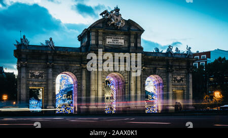 Puerta de Alcala, Gate oder Zitadelle Gate ist ein Neo-klassischen Denkmal auf der Plaza de la Independencia in Madrid, Spanien. Mit Weihnachtsbeleuchtung dekoriert. Stockfoto