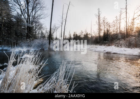 Winterlandschaft von Wald-, Fluss- und Seenlandschaft mit Eis und Schnee in der Dämmerung in Changbai Berg, Provinz Jilin, China Stockfoto